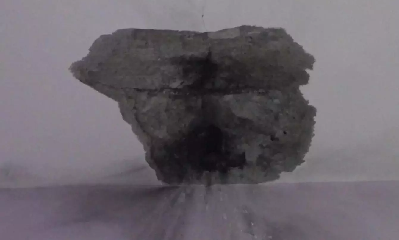 இடி தாக்கி, வீட்டின் மேற்கூரை சேதம்