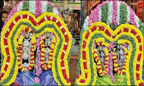 திருநள்ளாறு சனீஸ்வரர் கோவிலில் அடியார்கள் நால்வர் புஷ்ப பல்லக்கில் வீதியுலா