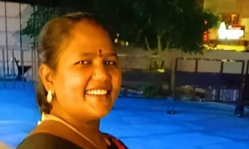 திண்டிவனம் அருகே தடுப்பு கட்டையில் மோட்டார் சைக்கிள் மோதி பெண் பலி