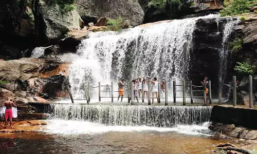 வெயிலில் இருந்து தப்பிக்க பஞ்சலிங்க அருவிக்கு படையெடுக்கும் சுற்றுலா பயணிகள்