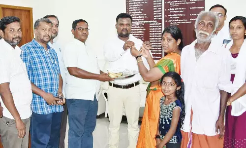 பழனி கோவிலில் உண்டியலில் செலுத்திய நகையை திருப்பி கேட்ட பெண்- புதிய நகை வழங்கிய அறங்காவலர் குழுதலைவர்