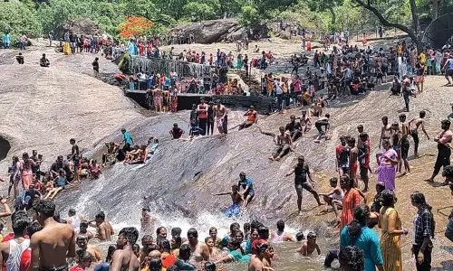 கோடை விடுமுறை- கோவை குற்றாலத்தில் 2 நாளில் 10 ஆயிரம் சுற்றுலா பயணிகள் குவிந்தனர்