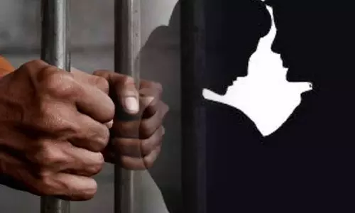 கள்ளக்காதலை தட்டிக்கேட்டதால் மகனை சரமாரியாக தாக்கிய தாய்- 3 பேர் கைது