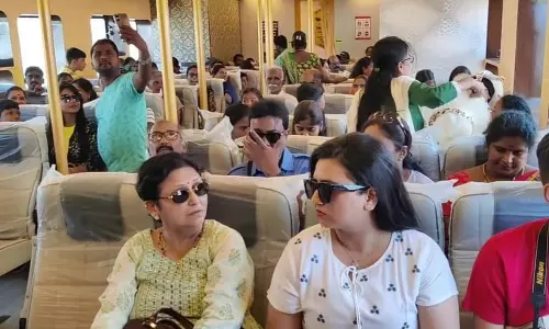 கன்னியாகுமரியில் இருந்து வட்டக்கோட்டைக்கு முதல் நாளில் 450 சுற்றுலா பயணிகள் உல்லாச படகு சவாரி