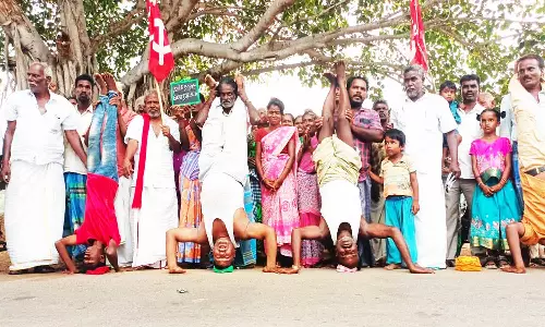 தலைகீழாக நின்று கிராம மக்கள் நூதன போராட்டம்