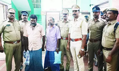 வீட்டில் நகை, பணம் கொள்ளையடித்த 2 பேர் கைது