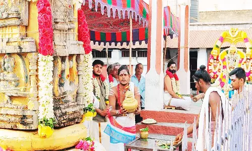 சோளிங்கர் சோழபுரீஸ்வரர் கோவிலில் பிரம்மோற்சவ விழா கொடியேற்றம்