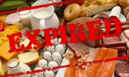 சேலம் ஏ.ஆர்.ஆர்.எஸ் தியேட்டர் வளாகத்தில் காலாவதியான உணவு பொருட்கள் பறிமுதல்