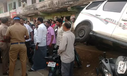 அடுத்தடுத்து 4 மோட்டார் சைக்கிள்கள் மீது மோதி கவிழ்ந்த சொகுசு கார்