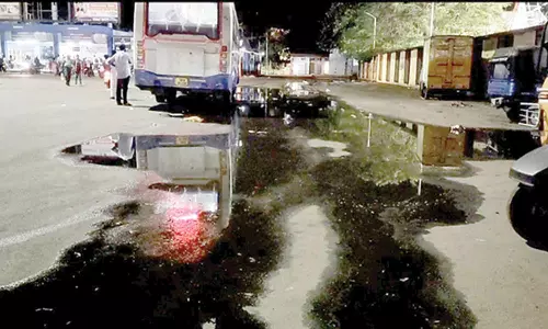 நாகை புதிய பஸ் நிலையத்தில் தேங்கி நிற்கும் கழிவுநீர்; பயணிகள் கடும் அவதி