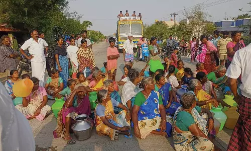 மதுராந்தகம் அருகே குடிநீர் வழங்க கோரி காலிகுடங்களுடன் பெண்கள் திடீர் மறியல்- போக்குவரத்து பாதிப்பு