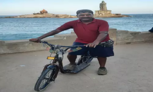 பெடல் இல்லாத சைக்கிளில் ஒற்றை காலால் மிதித்து வந்த வடநாட்டு தொழிலாளி