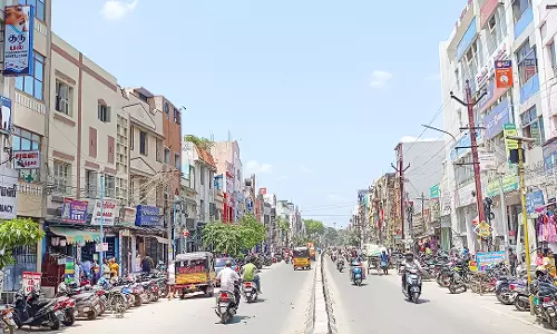நிழல் தரும் மரங்கள் இல்லாத சாலைகள்