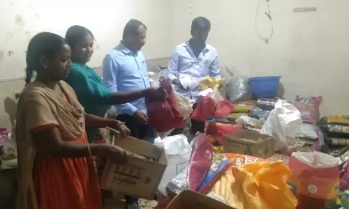 பவானியில் கடைகளில் நகராட்சி ஆணையாளர் திடீர் சோதனை
