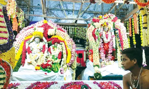 சீர்காழி சட்டைநாதர் கோவிலில் புஷ்ப பல்லக்கில் பஞ்சமூர்த்திகள் வீதிஉலா