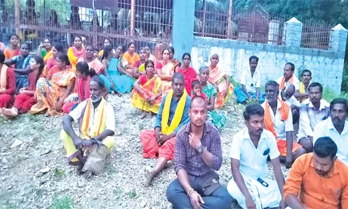 எடப்பாடி அருகே கோவிலுக்கு பூட்டு போட்ட அதிகாரிகள்