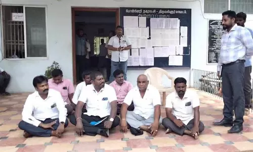 பொன்னேரி நகராட்சி அலுவலகம் முன்பு 9 அ.தி.மு.க. கவுன்சிலர்கள் தர்ணா போராட்டம்