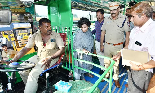 பள்ளி வாகனங்களை கவனத்தோடு இயக்க அறிவுறுத்தல்