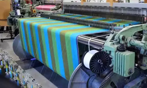 வட்டி குறைப்பு அறிவிப்பு வெளியாகாததால் மின் கட்டணத்தை செலுத்த முடியாமல் தவிக்கும் விசைத்தறியாளர்கள்