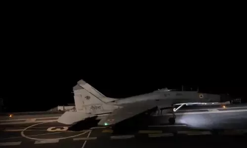 வரலாற்று மைல்கல்.. ஐஎன்எஸ் விக்ராந்த் போர்க்கப்பலில் இரவில் தரையிறங்கிய போர் விமானம்