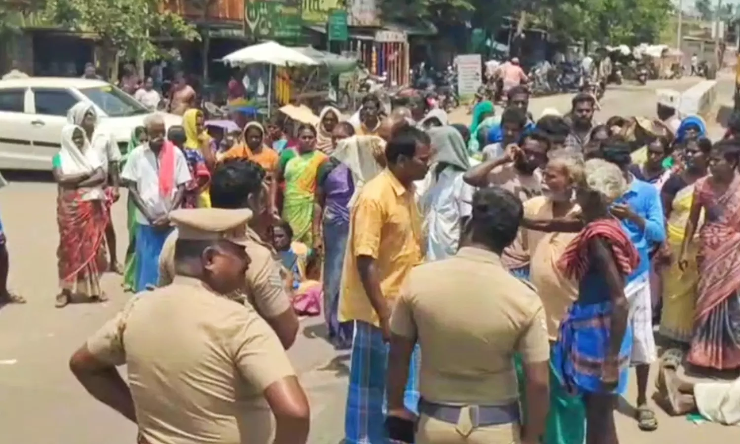 ஜெயங்கொண்டம் அருகே பொதுமக்கள் சாலை மறியல் ஜெயங்கொண்டம் அருகே பொதுமக்கள் சாலை மறியல்