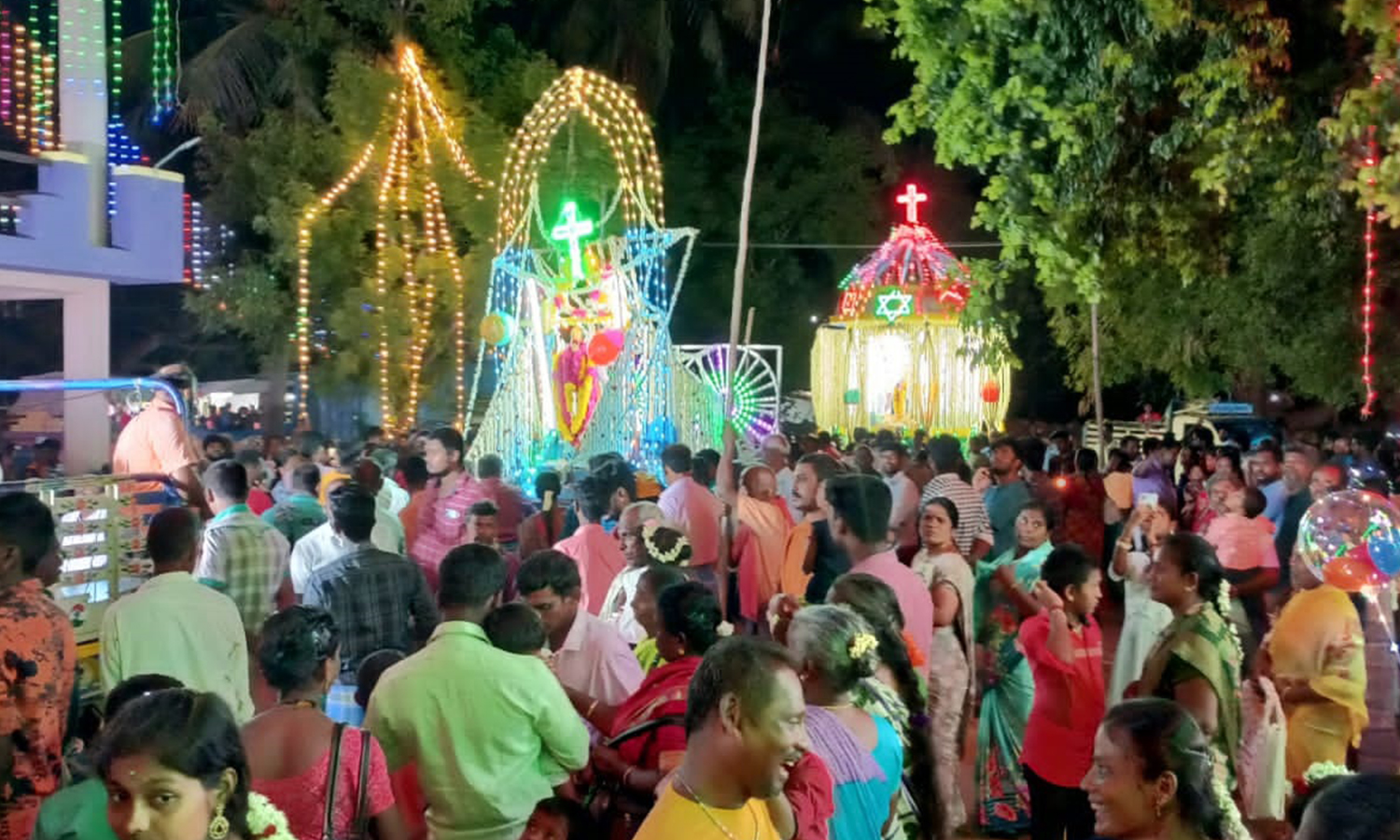 கீழ மைக்கேல்பட்டி புனித வனத்து சின்னப்பர் ஆலயத்தில் ஆடம்பர தேர் பவனி