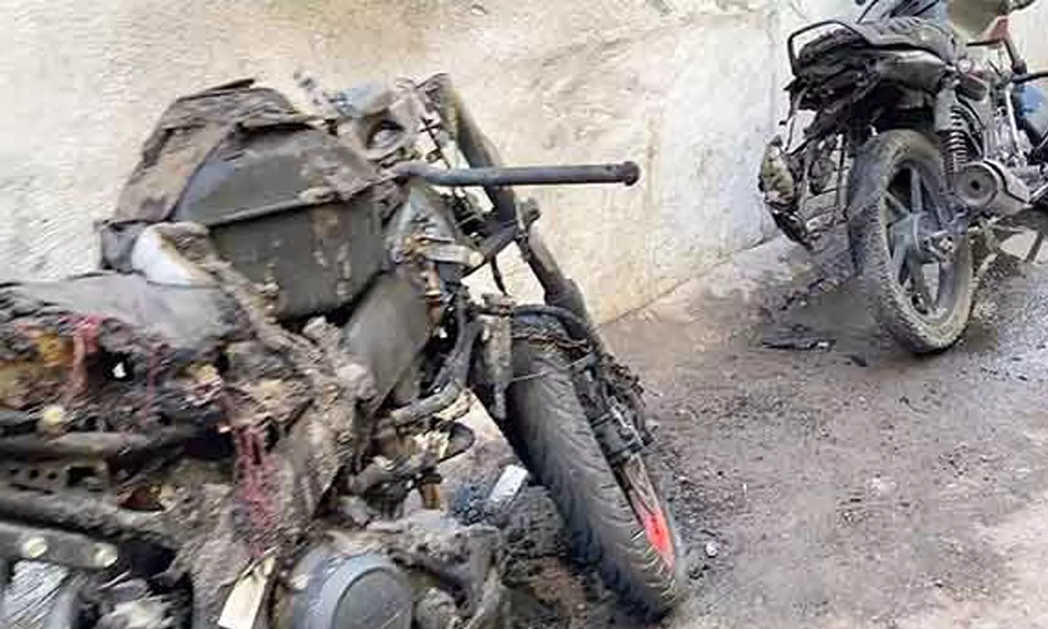 கோவையில் மாணவர்களின் 3 மோட்டார் சைக்கிள்கள் தீ வைத்து எரிப்பு