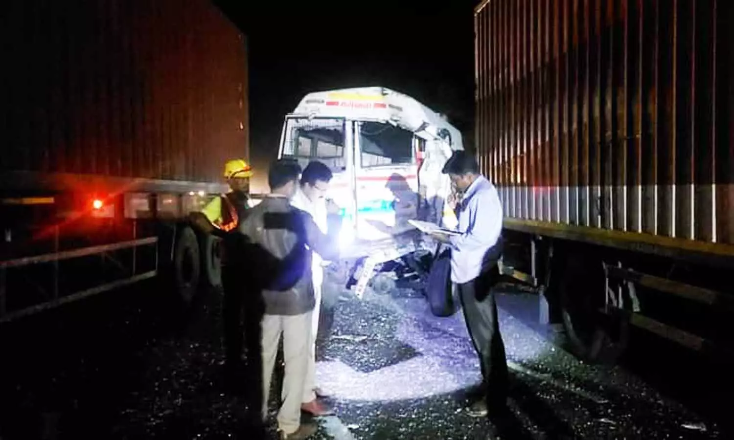 வேன் மீது லாரி மோதி 2 போலீசார் காயம்