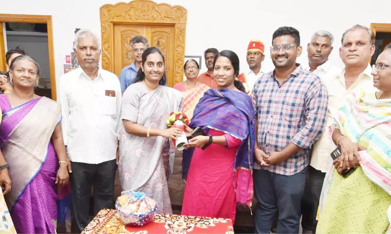 மத்தூர் ெபண்ணை கலெக்டர் நேரில் சந்தித்து வாழ்த்து மத்தூர் ெபண்ணை கலெக்டர் நேரில் சந்தித்து வாழ்த்து