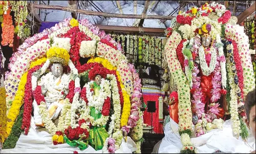 சீர்காழி சட்டை நாதர்கோவிலில் பஞ்சமூர்த்திகள் புஷ்ப பல்லக்கில் வீதி உலா