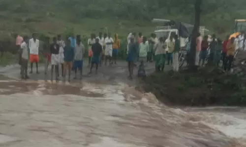 பர்கூர் மலைப்பகுதியில் கனமழை- காட்டாற்று வெள்ளத்தில் பாலம் மூழ்கி போக்குவரத்து பாதிப்பு