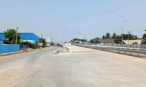 4 வழி சாலை விரிவாக்க பணியால்  பெயர் பலகைகள் அகற்றம்