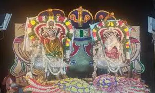 கரூர் மாரியம்மன் கோவிலில் கம்பத்திற்கு புனிதநீர் ஊற்றி பக்தர்கள் வழிபாடு