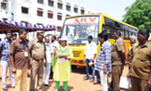 பரமத்திவேலூரில் பள்ளி வாகனங்கள் ஆய்வு விதிமுறையை கடைபிடிக்காத 10 பஸ்கள் இயக்க அனுமதி மறுப்பு