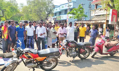 பிளக்ஸ் பேனரை கிழித்ததாக பா.ம.க.வினர் திடீர் சாலை மறியல்