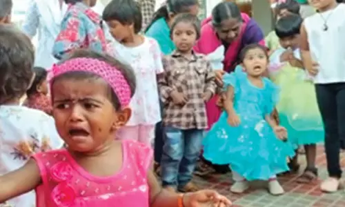 சுற்றுலா பயணிகளை மகிழ்விக்க கொழு கொழு குழந்தைகள் போட்டி