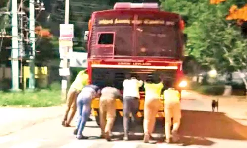 பழுதான தீயணைப்பு வாகனத்தை தள்ளி சென்ற வீரர்கள்