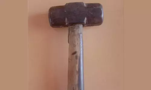 சொத்து தகராறில் அக்காள் - மகளை சுத்தியலால் அடித்து கொல்ல முயன்ற முதியவர்