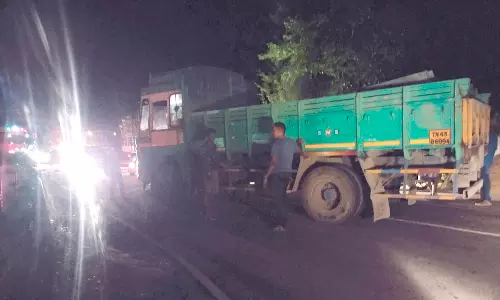 கோத்தகிரி-மேட்டுப்பாளையம் மலைப்பாதையில் பழுதான லாரி