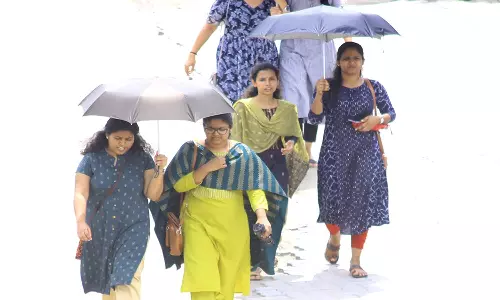 நெல்லையில்  கொளுத்தும் அக்னி வெயிலால் வாகன ஓட்டிகள்- பொதுமக்கள் அவதி