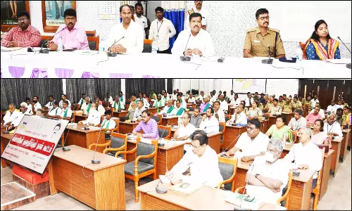 உழவர் சந்தையில் குப்பைகளால் வியாபாரிகள் கடும் அவதி