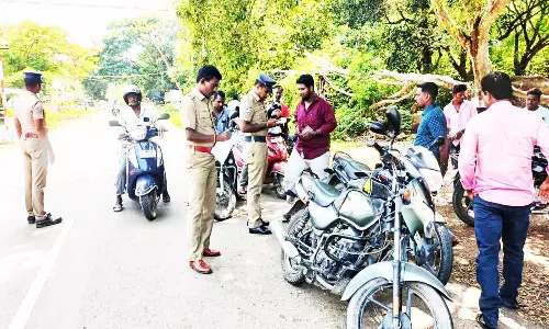 ஏலகிரி மலைக்கு வரும் வாகன ஓட்டிகளுக்கு ஹெல்மெட் கட்டாயம்