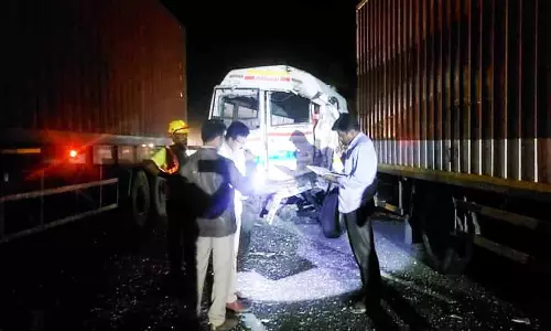 வேன் மீது லாரி மோதி 2 போலீசார் காயம்