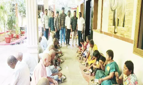 உதவும் உள்ளங்களில் அன்னதானம்