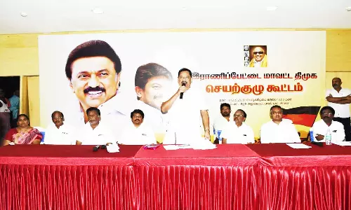 கருணாநிதியின் நூற்றாண்டு விழா வேறு எங்கும் நடக்காத அளவிற்கு சிறப்பாக நடத்திட வேண்டும்