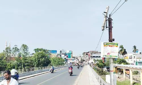 தென்பெண்ணை ஆற்று பாலத்தில் இரவு நேரங்களில் மின்விளக்குகளில் போதிய வெளிச்சம் இல்லாததால் வாகன ஓட்டிகள் அவதி