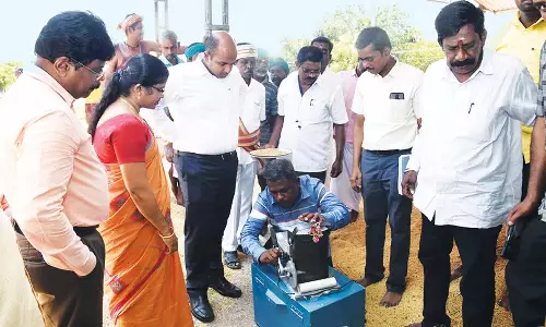 ஈச்சங்கோட்டையில், கொள்முதல் நெல்லின் ஈரப்பதம் அளவிடும் பணியை கலெக்டர் ஆய்வு