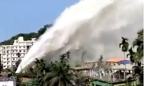 திடீரென வெடித்த குழாய் - மின்னல் வேகத்தில் பாய்ந்த தண்ணீரில் சிக்கி 2 பேர் பலி