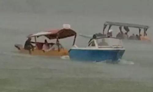 தால் ஏரியில் ஷிகாராஸ் படகுகள் கவிழ்ந்து விபத்து- தண்ணீரில் தத்தளித்த 20 பேர் மீட்பு