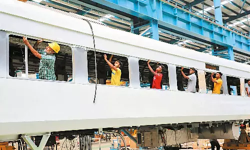 சென்னை புறநகரில் இயக்கும் வகையில் வந்தே மெட்ரோ மின்சார ரெயில் தயாரிக்க திட்டம்- ஐ.சி.எப். பொதுமேலாளர்